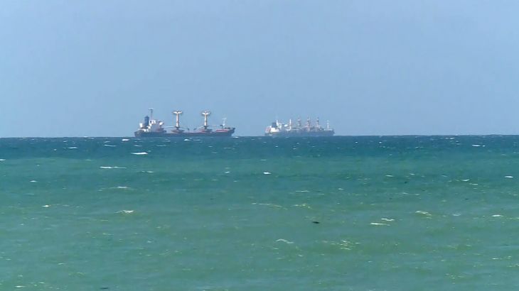 شاهد.. توقف عشرات السفن العابرة للبحر الأحمر في المياه الإقليمية لجيبوتي