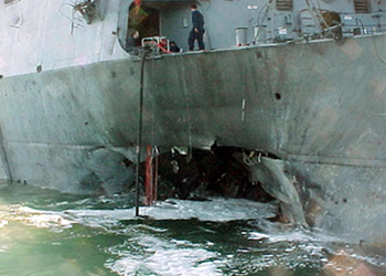 الأضرار الناجمة عن عملية انفجار المدمرة أثناء رسوها في ميناء عدن