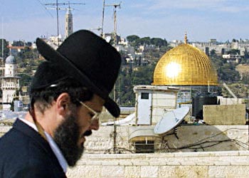 متطرف يهودي يصلي عند حائط البراق أو ما يطلقون عليه حائط المبكى في القدس الشريف
