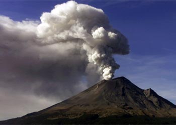 صورة أرشيفية التقطت يوم 22/1/2001 توضح سحب الدخان والرماد تتطاير من فوهة بركان بوبو في المكسيك