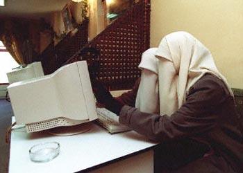 طالبتان أردنيتان تضعان النقاب تتصفحان الإنترنت في أحد مقاهي الإنترنت في إربد