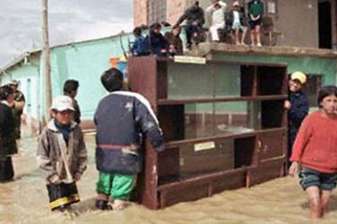 مياه الأمطار والفيضان تغمر الأحياء السكنية في بوليفيا والسكان يحاولون إنقاذ أغراضهم