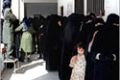 نساء يمنيات يقفن أمام أحد مراكز الاقتراع للإدلاء بأصواتهن في الانتخابات المحلية