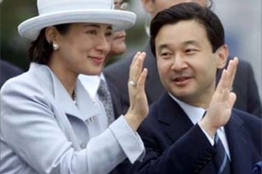 Japan's Crown Prince Naruhito talks to his wife Crown Princess Masako as the royal couple waves to Emperor Akihito and Empress Michiko at Tokyo's Haneda Airport in this May 20, 2000 file photo. Japan's Princess Masako may be pregnant with a possible heir to the Chrysanthemum Throne after nearly eight years of marriage, the Imperial Household Agency said on April 16, 2001.