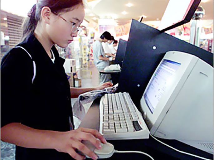 طالبة تتصفح الإنترنت في سوق للكمبيوتر بشنغهاي