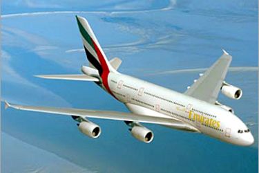 تخيل فني لطائرة أيرباص أيه 380 تابعة للخطوط الجوية الإماراتية وهي تحلق في الجو