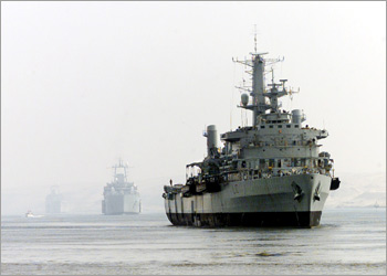 ثلاث سفن حربية بريطانية تعبر قناة السويس في طريقها إلى الخليج العربي لإجراء تدريبات عسكرية هناك