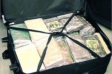 حقيبة تحتوي على مادة الكوكائين في إحدى المطارات جنوبي بريطانيا عثر عليها رجال الجمارك على متن طائرة شحن - المصدر رويترز