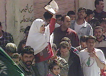 مسيرة مؤيدة لانتفاضة الأقصى نظمتها جماعة الإخوان المسلمون عقب صلاة الجمعة في مخيم البقعة للاجئين بعمان