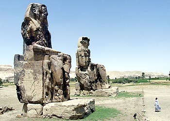 تمثالان ضخمان للملك الفرعوني أمنحوتب الثالث في الأقصر