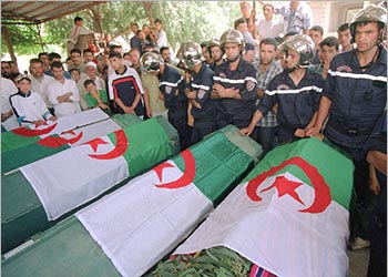 عدد من أكفان ضحايا قضوا على أيدي مجموعة مسلحة أطلقت النار على حافلة في المدية جنوبي الجزائر العاصمة.