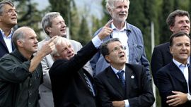 f: (Bottom L-R) Greek Foreign minister George Papandreou, EU Commissionner Chris Patten, European Commission Chairman Romano Prodi, Italian Foreign Minister Franco Frattini look skyward during the family picture at the Informal meeting of European Foreign Affairs ministers, 05 september 2003 in Riva del Garda (Northern Italian).
