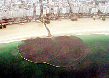 Sewage spills onto Rio de Janeiro's Copacabana Beach and into the Atlantic Ocean after heavy rain caused the system to overflow, October 24, 2003. The pollution of Rio's famous beaches, such as Copacabana, Ipanema and Leblon is fairly common, as the city's sewage infrastructure has insufficient capacity during heavy rains. Picture taken October 24. (BRAZIL OUT, NO SALES) REUTERS/Genilson Arajo/Agência O Globo