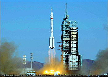 China's Long March CZ-2 F rocket, carrying the manned spacecraft "Shenzhou V", blasts off from the Jiuquan Satellite Launch Centre in the northwestern province of Gansu October 15, 2003. China became the third country after the former Soviet Union and the United States to put a man into orbit on Wednesday. Yang Liwei, 38, a Lieutenant colonel of the People's Liberation Army, piloted the spacecraft. CHINA OUT NO ARCHIVES NO SALES REUTERS/Xinhua