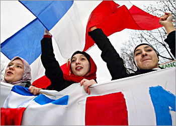 Three women wearing the Islamic veil took to the streets in central Paris 21 December 2003, as they joined a protest march upon call of Muslims organizations in France to protest against the French government ' decision to ban the Islamic headscarves in schools, hospitals and public buildings. AFP PHOTO PHILIPPE DESMAZES