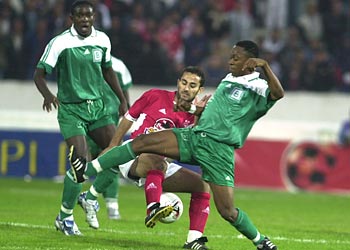 f: Etoile du Sahel's Ahmed Hammi (C) vies with Julius Berger-Nigeria's Endurance Idaho (D) and Davier Dayo (L) in a final return match for the African Cup or Cups