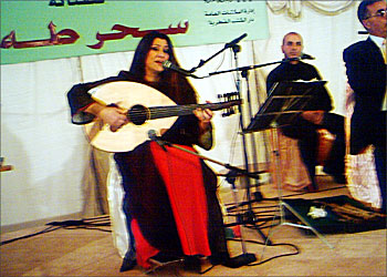الفنانة العراقية سحر طه مطربة المقامات العراقية تؤدي احدى أغنياتها في أمسيتها التي أقيمت على هامش معرض الدوحة الدولي السادس عشر للكتاب .