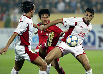 Lebanese Ali Nasseredine (L) and Rodar Antar fight for baloon with Vietnamese Le Hong Minh (C) during a qualyfying football match between Vietnam and Lebanon, 31 March 2004 at the Northern city of Nam Dinh. Lebanon won the match 2-0. AFP PHOTO/HOANG DINH Nam