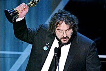 f / Director Peter Jackson accepts the Oscar for Best Director during the 76th Academy Awards show 29 February, 2004 at the Kodak Theater in Hollywood, CA. AFP PHOTO/Timothy A. CLARY