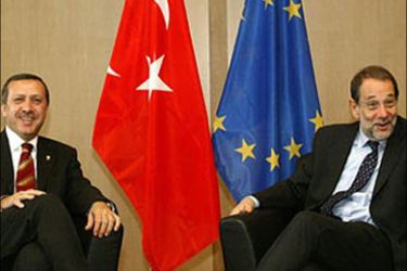 r: European Union foreign policy chief Javier Solana (R) welcomes Turkish Prime Minister Tayyip Erdogan (L) ahead of a two-day