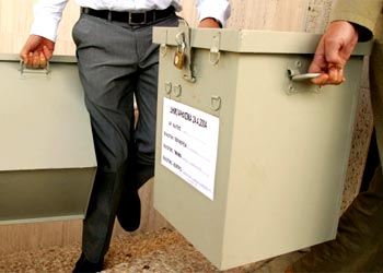 f: Election officials transfer ballot boxes from a distribution center to their respective polling stations, in Nicosia 23 April 2004. A UN peace plan for Cyprus is to be put to both the Greek and Turkish Cypriots in seperate referenda
