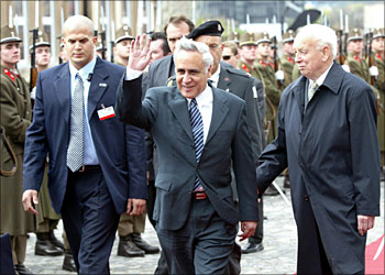 Israeli President Moshe Katsav (C) waves to the press as he reviews an honour guard with his Hungarian counterpart Ferenc Madl (R) at the Presidental residency at Sandor Palace on top of the Buda Palce Hill in Budapest, 13 April 2004. Leading his delegation the Israeli guest arrived today for a three-day official visit to Budapest