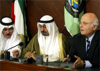 Lebanese Foreign Minister Jean Obeid (R) attends a press conference with Kuwait's Foreign Minister Sheikh Mohammed al-Sabah (C) and Saudi secretary general of the six-nation Gulf Cooperation Council (GCC), Abdul Rahman al-Attiyah, after signing a free trade agreement with GCC states in Beirut 11 May 2004