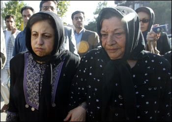 AFP/Shirin Ebadi (L), Nobel Peace prize winner and the lawyer for killed photograper Zahra Kazemi, accompanies Kazemi's mother, Ezzat Kazemi as they arrive in court, in Tehran, 17 July 2004. The controversial trial of an intelligence agent accused of last year's killing in custody of an Iranian-Canadian photographer Zahra Kazemi, cause of a major downturn in relations between Tehran and Ottawa, canada, resumed here today. AFP PHOTO/ HENGHAMEH FAHIMI