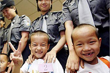 r / One of the nine abducted Chinese children flashes a victory sign after they were freed by the police and reunited with their families at a police station in Dongguan, Guangdong Province, July 15,