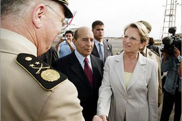 French Defence minister Michele Alliot-Marie (R) shakes hands with Algerian army chief General Gaid Salah next to Algerian Interior minister Noureddine Yazid Zerhouni (C) upon her arrival at Houari Boumediene airport 16 July 2004. Alliot-Marie is the first French Defence minister to make an official visit since the end of the the 1954-1962 war for Algeria's independence. AFP PHOTO JACK GUEZ