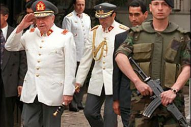 f: (FILE) General Augusto Pinochet (L) salutes as he leave his residence enroute to festivities in honor of his 82 birthday in Sanitago, Chile, 25 November 1997. Riggs Bank discreetly helped former Chilean dictator Augusto Pinochet hide assets after he was arrested in London in October 1998, a US Senate report said 15 July 2004.