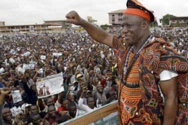John Fru Ndi, opposition party candidate for the Social Democratic front waves to supporters at a campaign rally in Yaounde, 10 October 2004.
