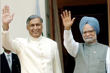 AFP - Indian Prime Minister Manmohan Singh (R) and his Pakistani counterpart Shaukat Aziz wave to photographers before a
