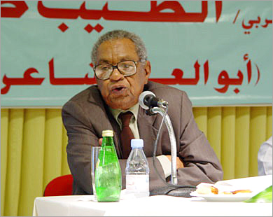 الروائي السوداني الراحل مشاركا في إحدى دورات معرض الكتاب بقطر (الجزيرة نت-أرشيف)