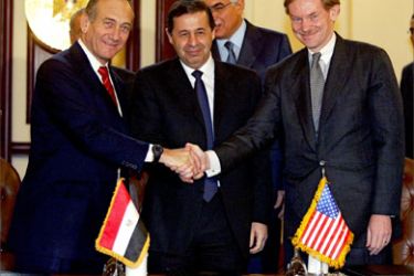 Israeli deputy Prime Minister Ehud Olmert (L), Egyptian Industry and Foreign Trade Minister Mohammed Rashid (C) and US Trade Representative Robert Zoellick (R),