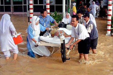 KOTA BAHARU, 12 Dis. -- Para petugas Hospital Kota Baharu (HKB) di sini, berusaha memindahkan pesakit ke tempat lebih selamat selepas hospital itu dinaiki air sedalam satu hingga dua meter akibat banjir hari ini.