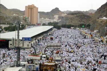 f_Muslim pilgrims head to Mina, near Mecca, to take part in the "Stoning of