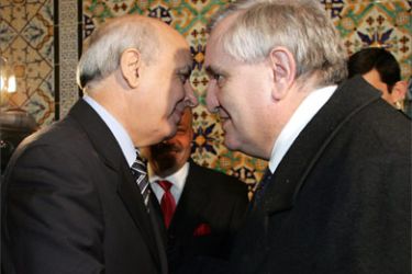 Tunisian Prime Minister Mohamed Ghannouchi (L) embraces his French counterpart Jean-Pierre Raffarin (R) in Tunisia, January 30, 2005.