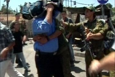 جنود احتلال اسرائيلي يتعرضون لصحفي فلسطيني - فلسطين تحت المجهر