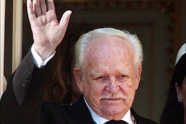 afp - TO GO WITH AFP STORIES ON PRINCE RAINIER OF MONACO. (FILES) Prince Rainier III of Monaco waves from his palace balcony, 19 November 2003