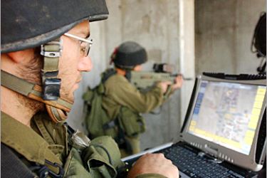 AFP - In this photograph handed out by the Israeli Defense Forces (IDF), Israeli soldiers train with new high-tech weapons and computers at an undisclosed military base in Israel, 22