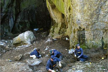 REUTERS/United Nations investigators from the office for missing persons search for human remains at the entrance of a cave in the Klina municipality some 60 kilometres ( 37 miles) west of Pristina April 19, 2005. A UN forensics team has begun excavating a cave in western Kosovo believed to hold the remains of victims of the 1998-99 war, officials said on Monday.