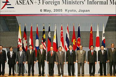 f_Foreign ministers from Asean and China, Japan and South Korea pose for