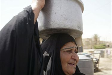 F_An Iraqi woman arrives to collect drinking water from a distribution
