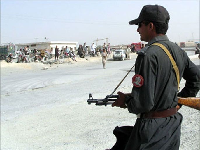 A Pakistani soldier stands guard at the Pakistani-Afghan border post in Chaman July 25, 2005. A suicide attacker blew himself on Sunday just inside Pakistan near trucks preparing to cross into Afghanistan carrying fuel for U.S. forces, wounding a man and a woman, a Pakistani security official said. REUTERS/Saeed Ali Achakzai