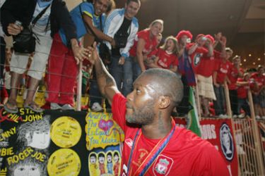 Liverpool's forward Djibril Cisse waves to the fans after winning against CSKA Moscow their UEFA SuperCup football match Liverpool FC vs PFC CSKA Moscow at Monaco Louis II stadium, 26 august 2005