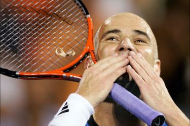 r- Andre Agassi from the U.S. blows a kiss to the crowd following his semi-final win over Britain's Greg Rusedski at the Montreal Masters in Montreal August 13, 2005.