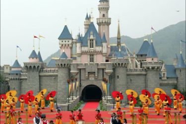 afp - HONG KONG CHINA : (L-R) Hong kong chief executive, Donald Tsang, Chinese Vice President Zeng Qinghong, chief executive officer of Walt Disney Company, Michael Eisner