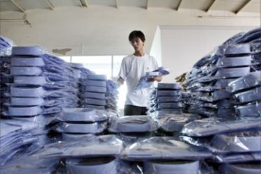 A Chinese employee works in a clothing factory in Beijing September 1, 2005. The United States slapped extra curbs on imports of Chinese textiles on Thursday hours after talks on finding a formula to deal with China's surging clothing shipments ended in failure in Beijing.