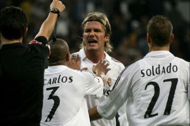 afp - Real Madrid's David Beckham (C) screams at referee Dauden Ibanez (L) after being expelled during a Spanish League football match between Real Madrid and Valencia at